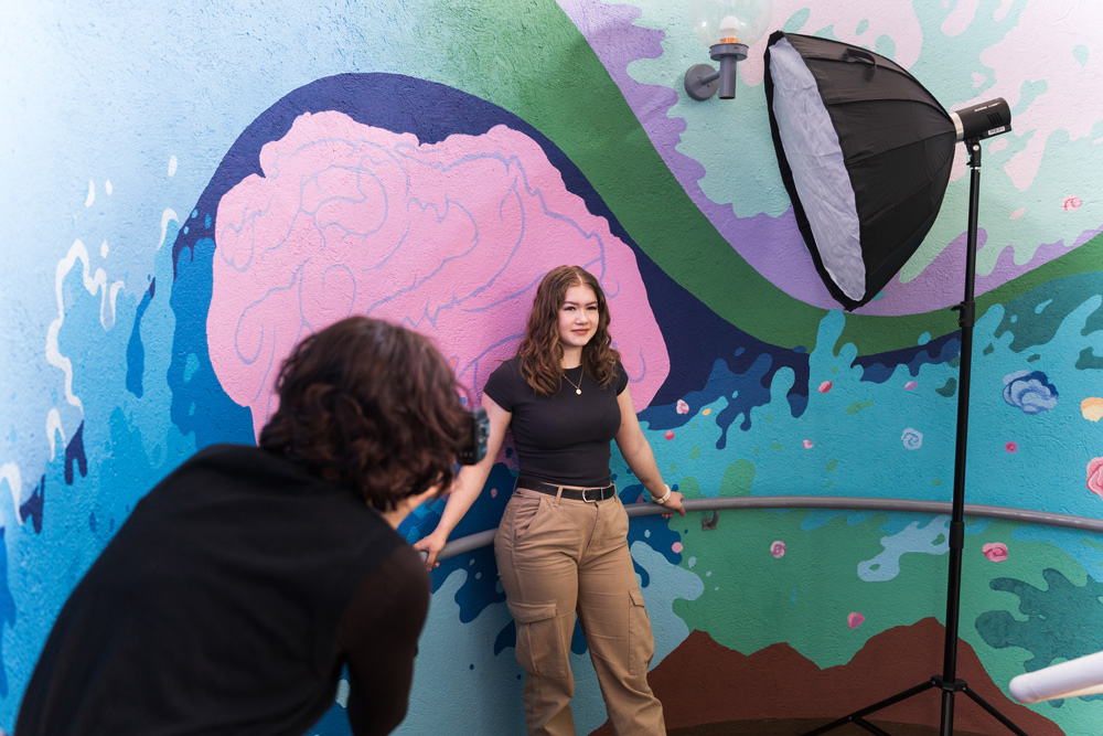 Valokuvauslinjan opiskelijat valokuvaamassa